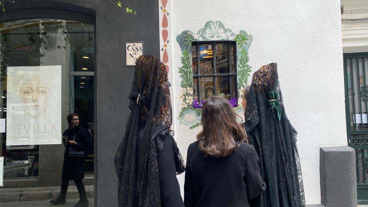 Un grupo de mujeres de mantilla en el altar de Amaawa.