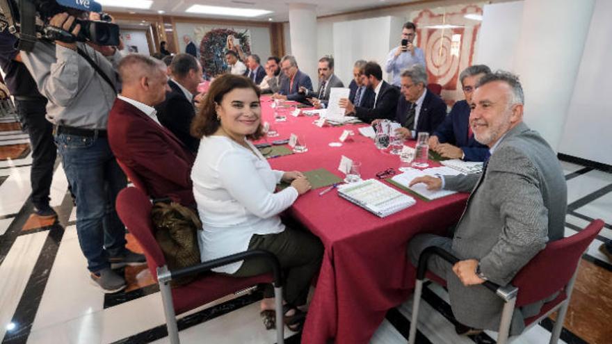 El presidente de la comunidad autónoma, Ángel Víctor Torres, se reúne con los representantes de las federaciones canarias de municipios