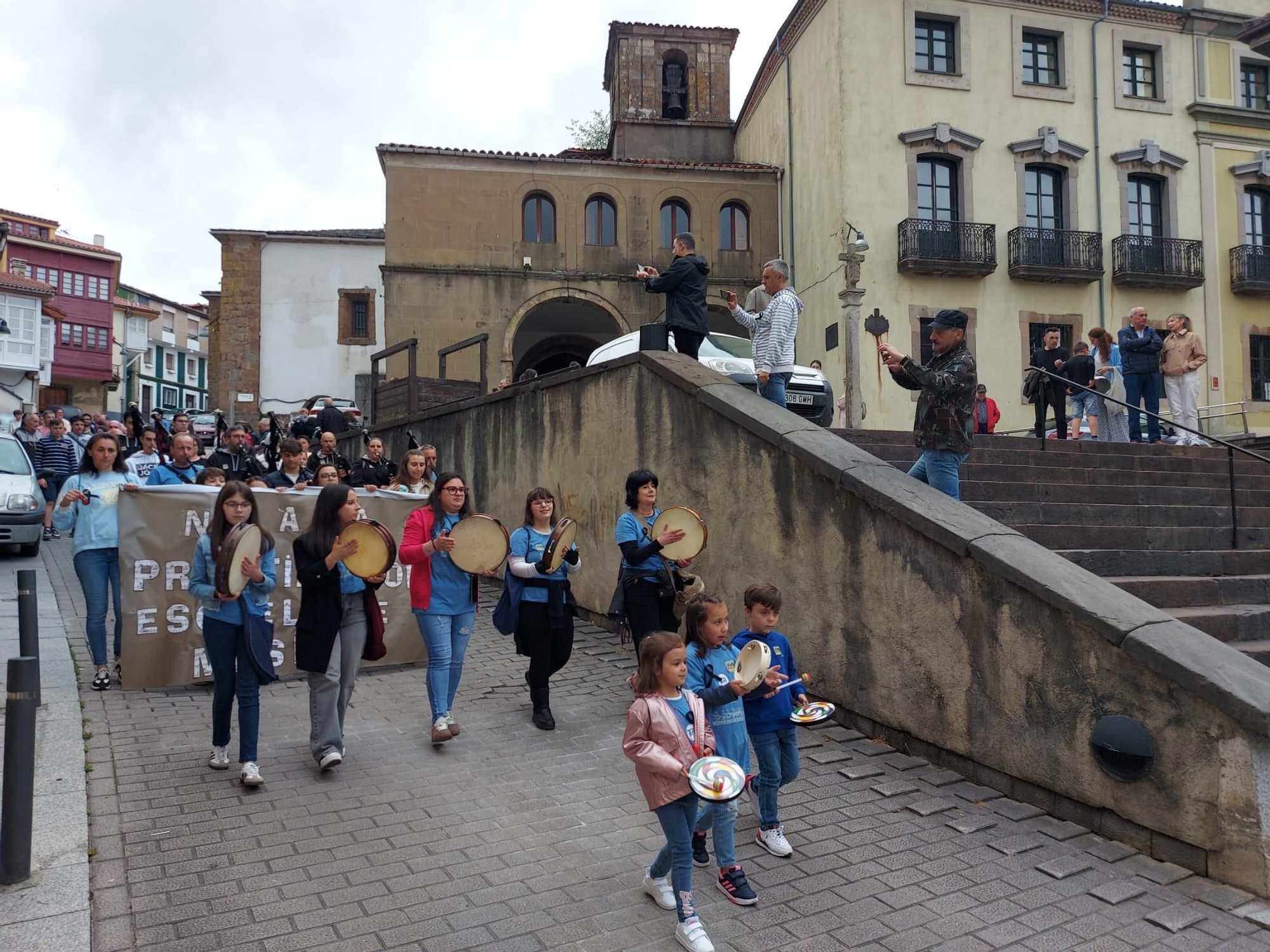 En imágenes: Así fue la manifestación contra el cierre de la Escuela de Música de Tineo