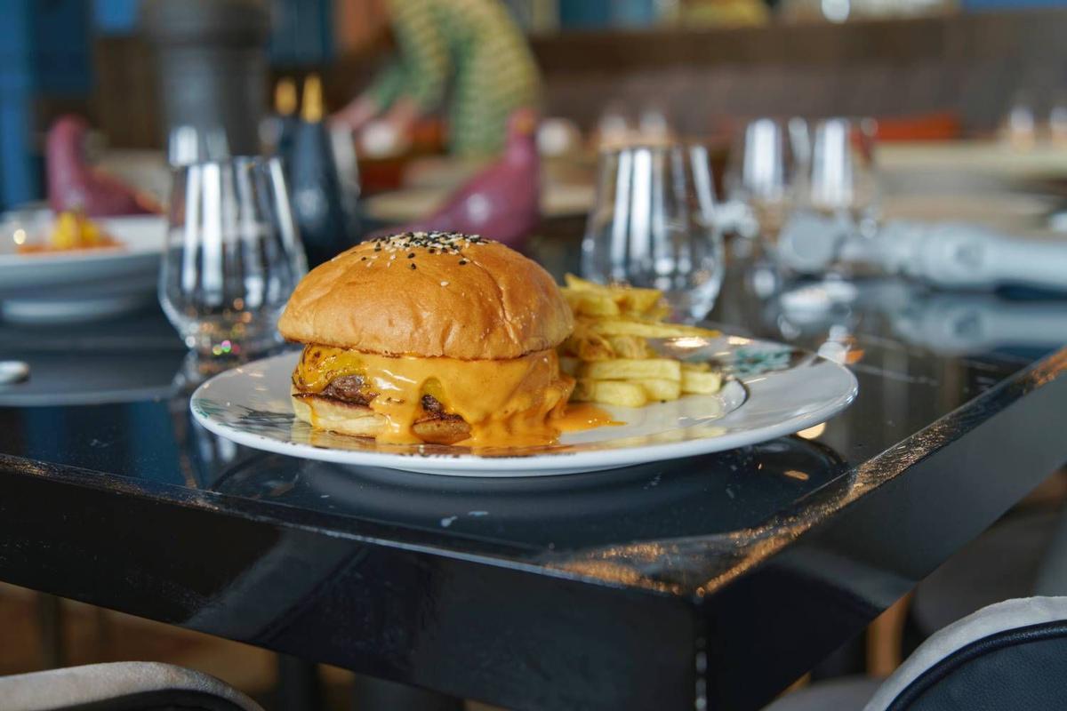 Hamburguesa de toro bravo con salsa brava del restaurante Qú