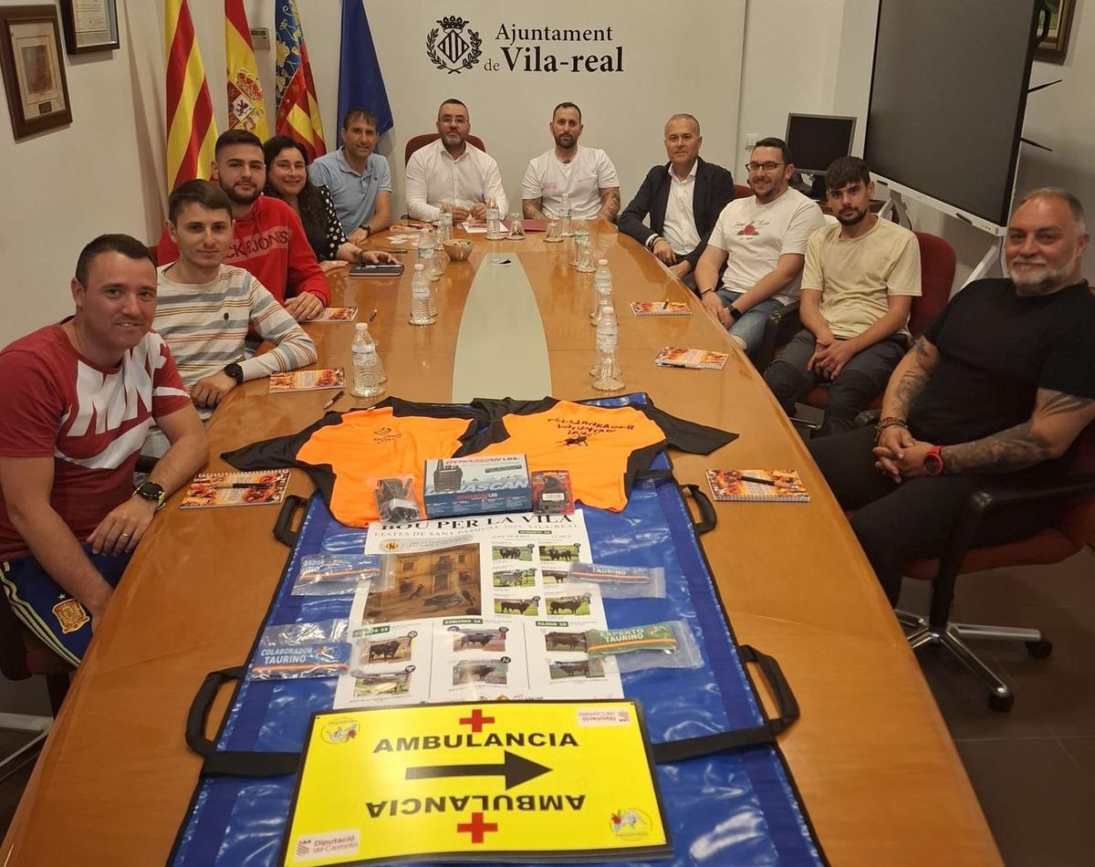 Imagen de la reunión mantenida por el alcalde, José Benlloch, con los integrantes de la Comissió del Bou.