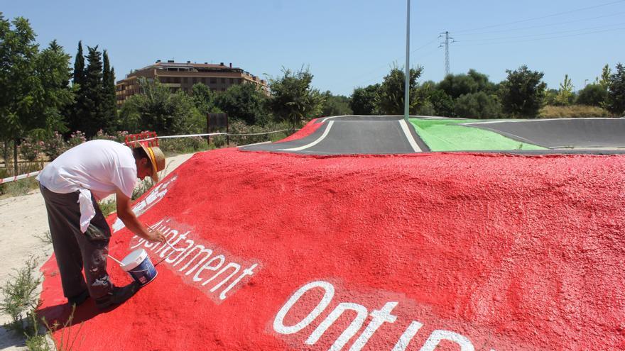 Ontinyent completa las mejoras en el Pumptrack de Benarrai con tareas de pintura y limpieza del entorno