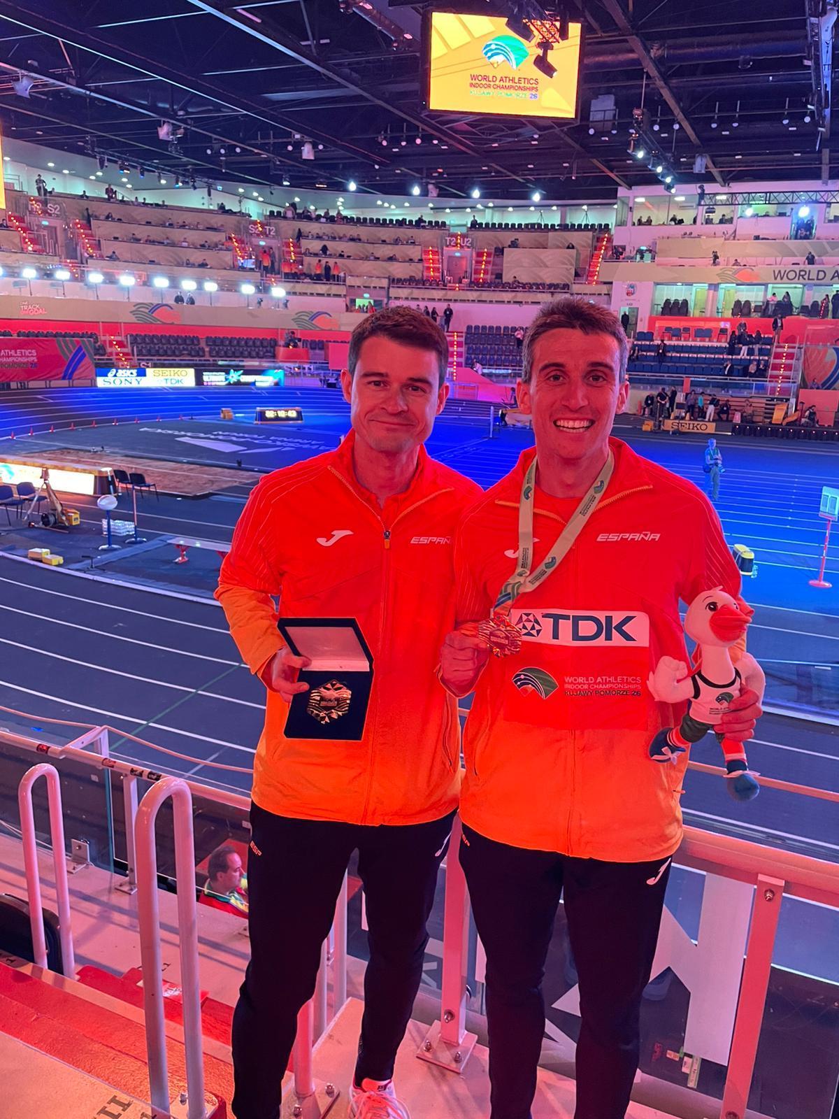 Gabi Lorente y Mariano García, con la medalla de oro