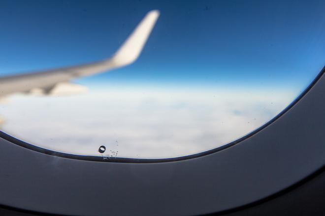 ¿Para qué sirve el agujerito de la ventanilla del avión?