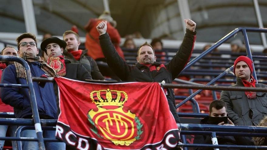 Aficionados del Mallorca en el Ãºltimo desplazamiento, en Plamplona.