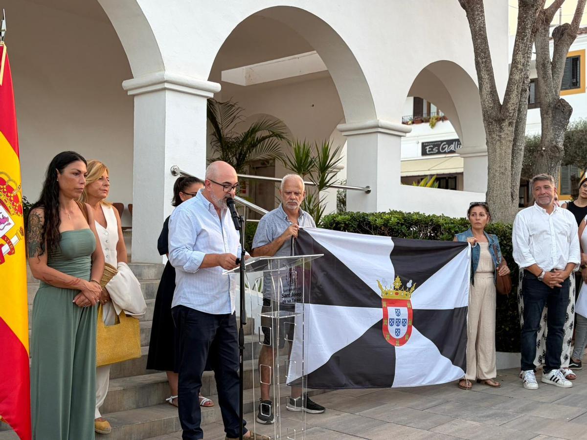 Galería: Concentración en apoyo a Ceuta en el Ayuntamiento de Sant Josep