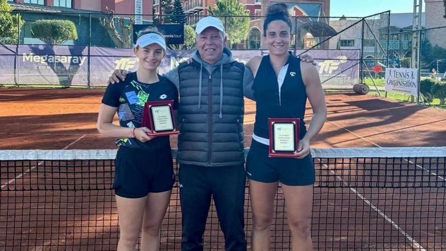 Ángela Fita (dcha.) con su compañera de dobles y el entrenador.