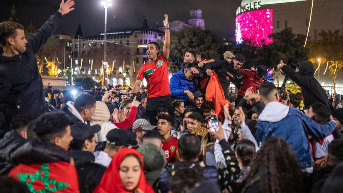 Celebración aficionados marroquies en Barcelona la clasificación de su selección a octavos del Mundial.