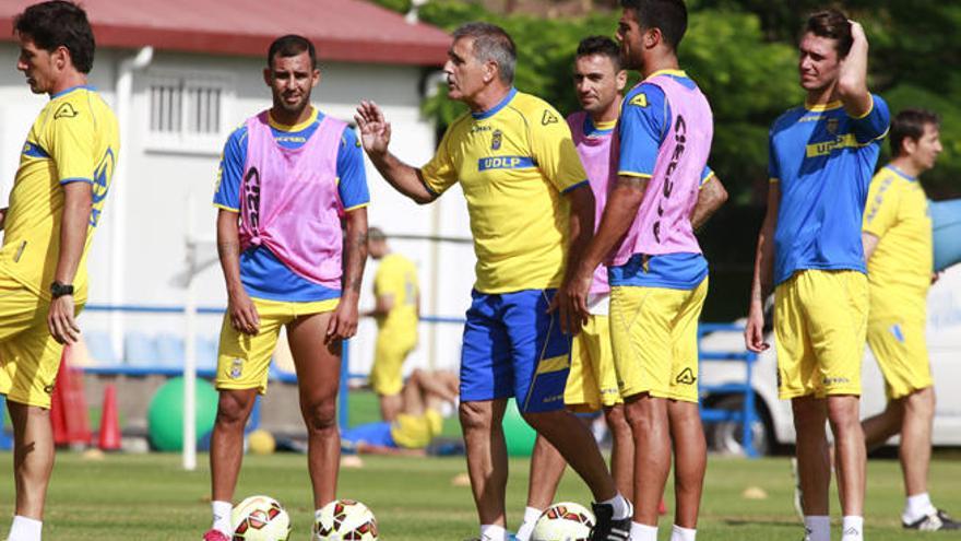 Paco Herrera da instrucciones a los jugadores de la UD en uno de los entrenamientos de la última pretemporada.