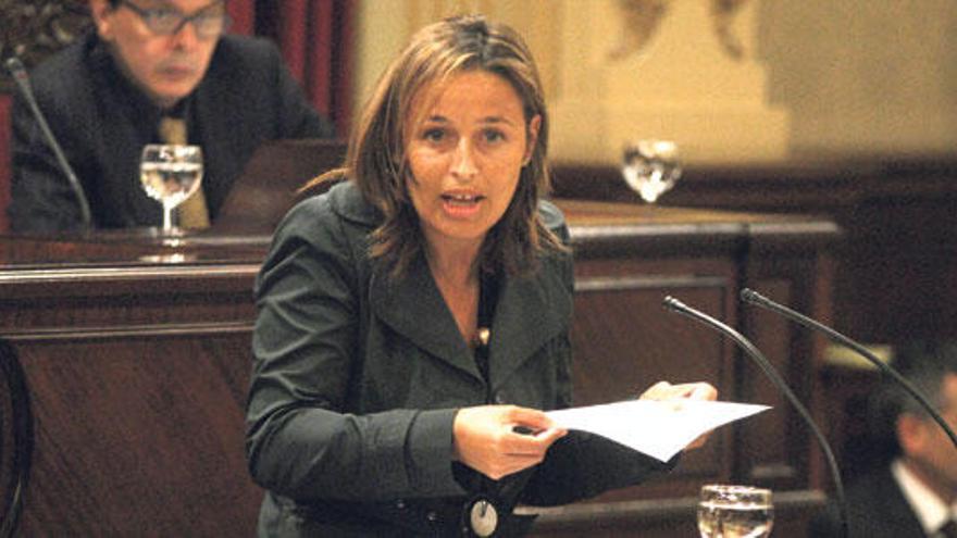 Aina Castillo en una de sus duras intervenciones en la tribuna de oradores en 2007, cuando todavía daba lecciones de legalidad.