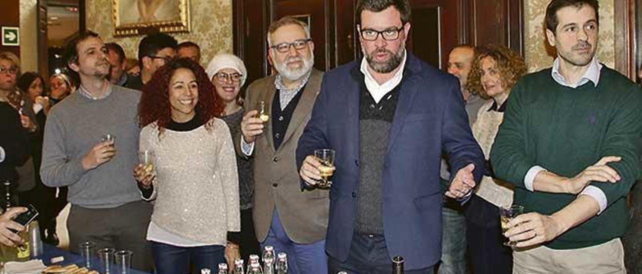 El alcalde felicitó las fiestas a los funcionarios.