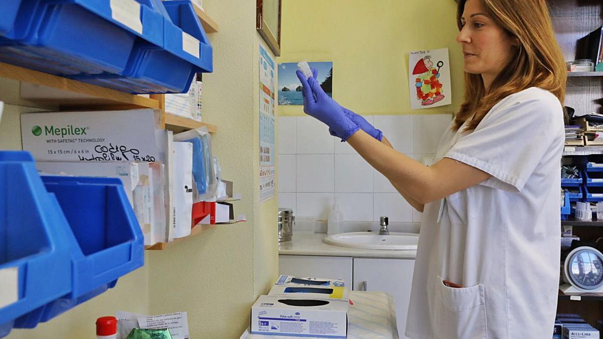 La enfermera, Alexandra Martínez, atiende a diario a sus pacientes en el centro de salud de Altabix. | ANTONIO AMORÓS