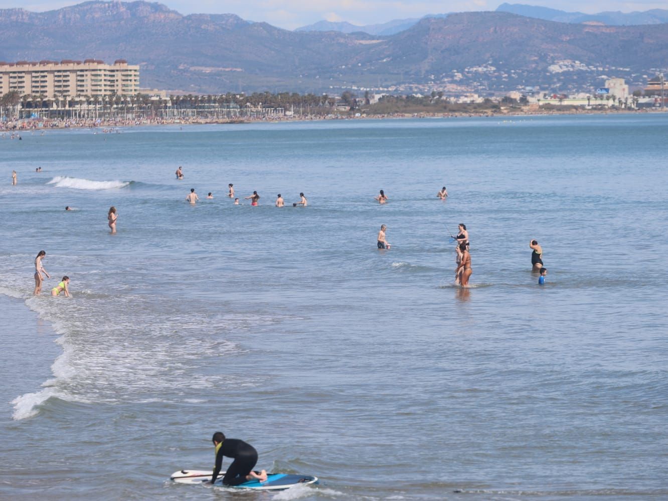 Primeros chapuzones del año en un domingo de sol y playa