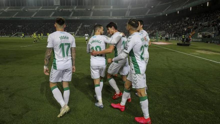 Josan, Iván Sánchez, Óscar Gil y Folch felicitan el sábado a Pere Milla tras el tanto del catalán que supuso el 1-1 ante el Zaragoza.