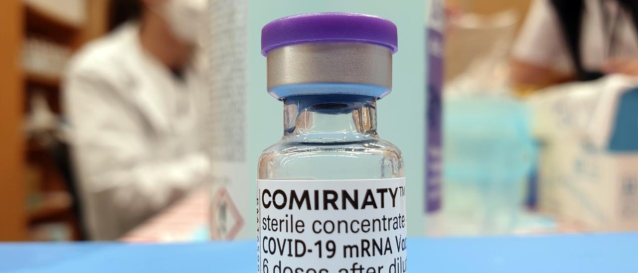 Un frasco con la vacuna contra el COVID