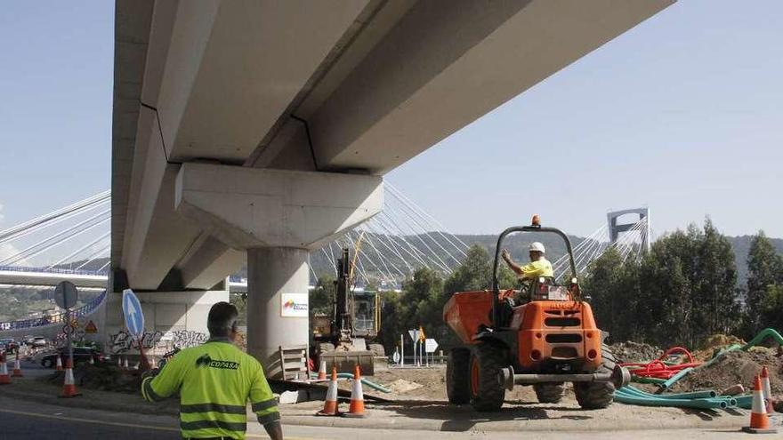 Operarios de Copasa, ayer, trabajando bajo del viaducto de conexión con la AP-9. // Santos Álvarez