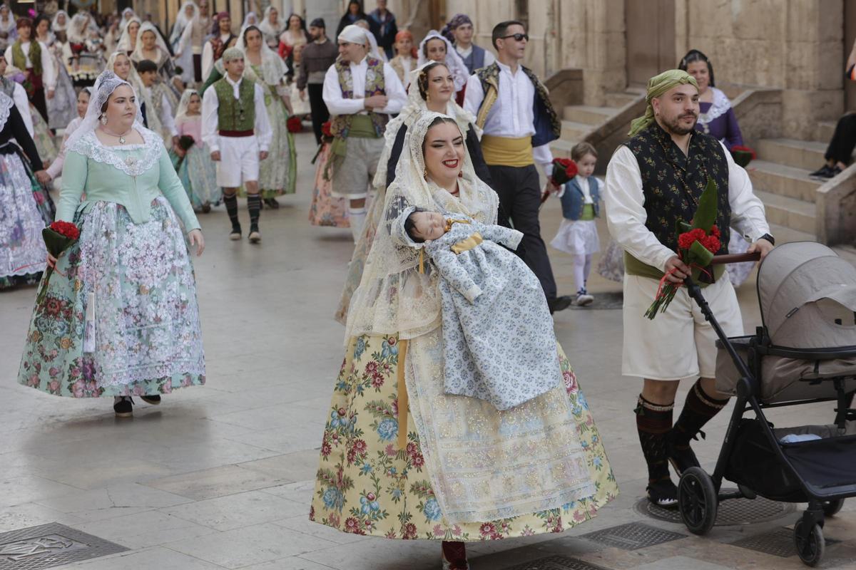 Todas las fotos de la ofrenda del 18 de marzo por la calle San Vicente hasta la 16:30 horas