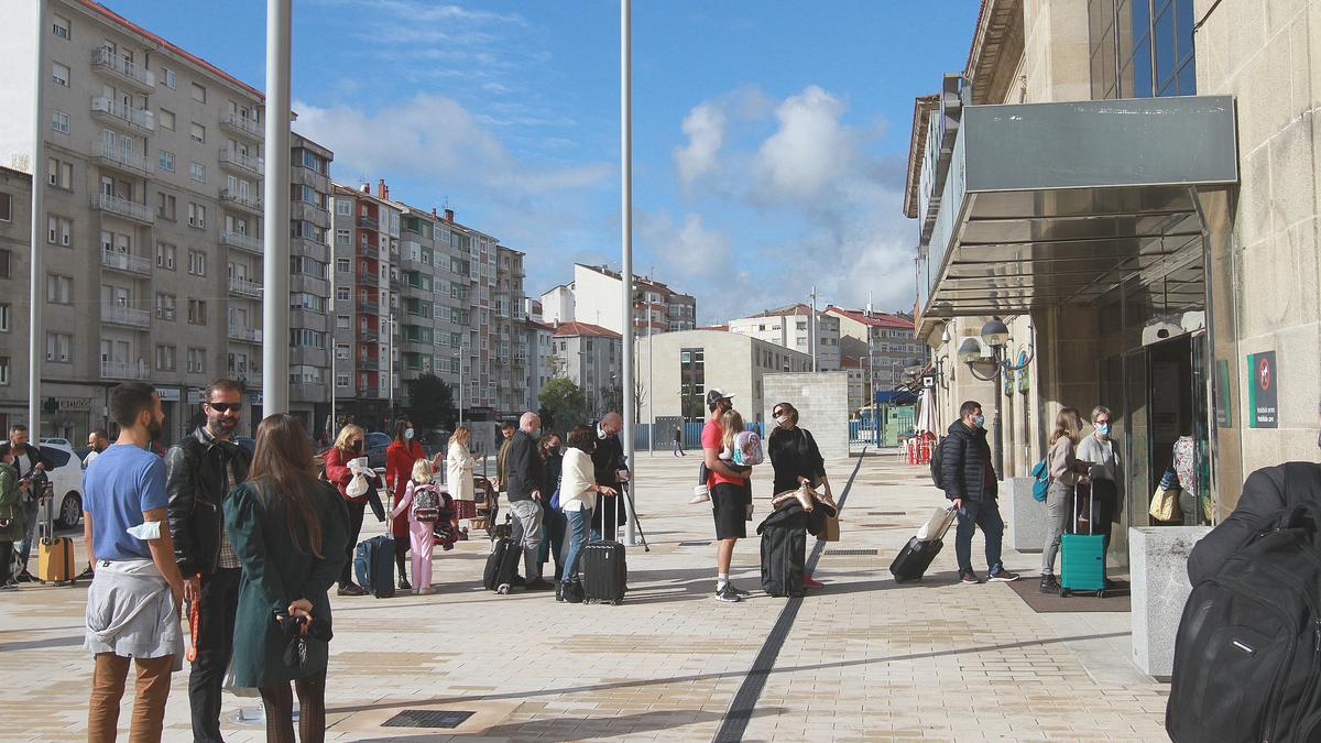 Las colas para marcharse llegaban al exterior de la estación de Ourense. // IÑAKI OSORIO