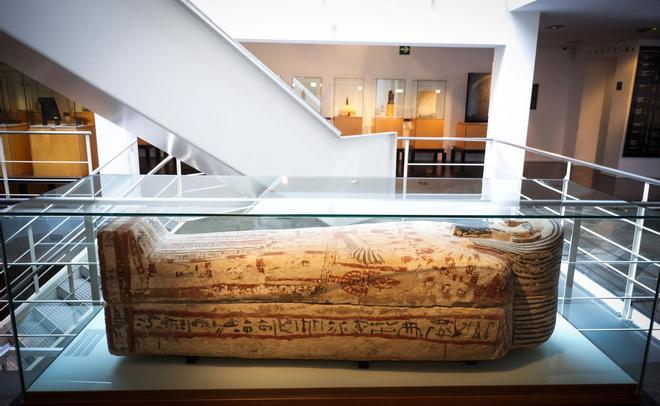 El Museu Egipci se regala un nuevo corazón y un espectacular sarcófago completo