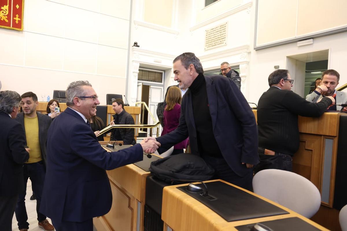El presidente, Toni Perez, saluda al portavoz socialista, Vicente Arques, antes del comienzo del pleno