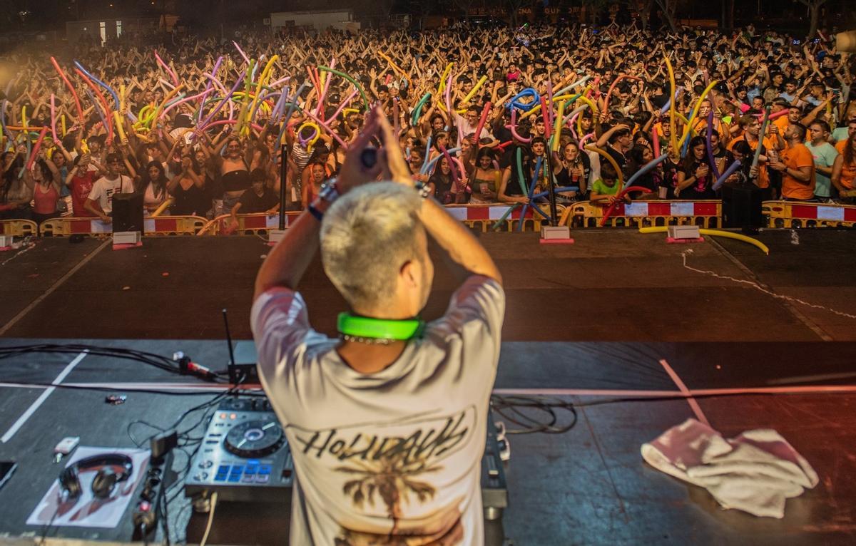 Una discomóvil en las fiestas patronales de Sagunt.