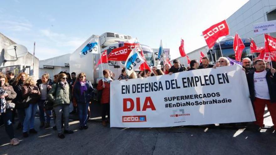 Los trabajadores de los supermercados DIA salen a la calle para defender sus puestos de trabajo