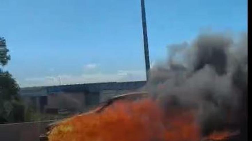 VÍDEOS | Alarma al incendiarse por completo un coche en la autopista de Inca