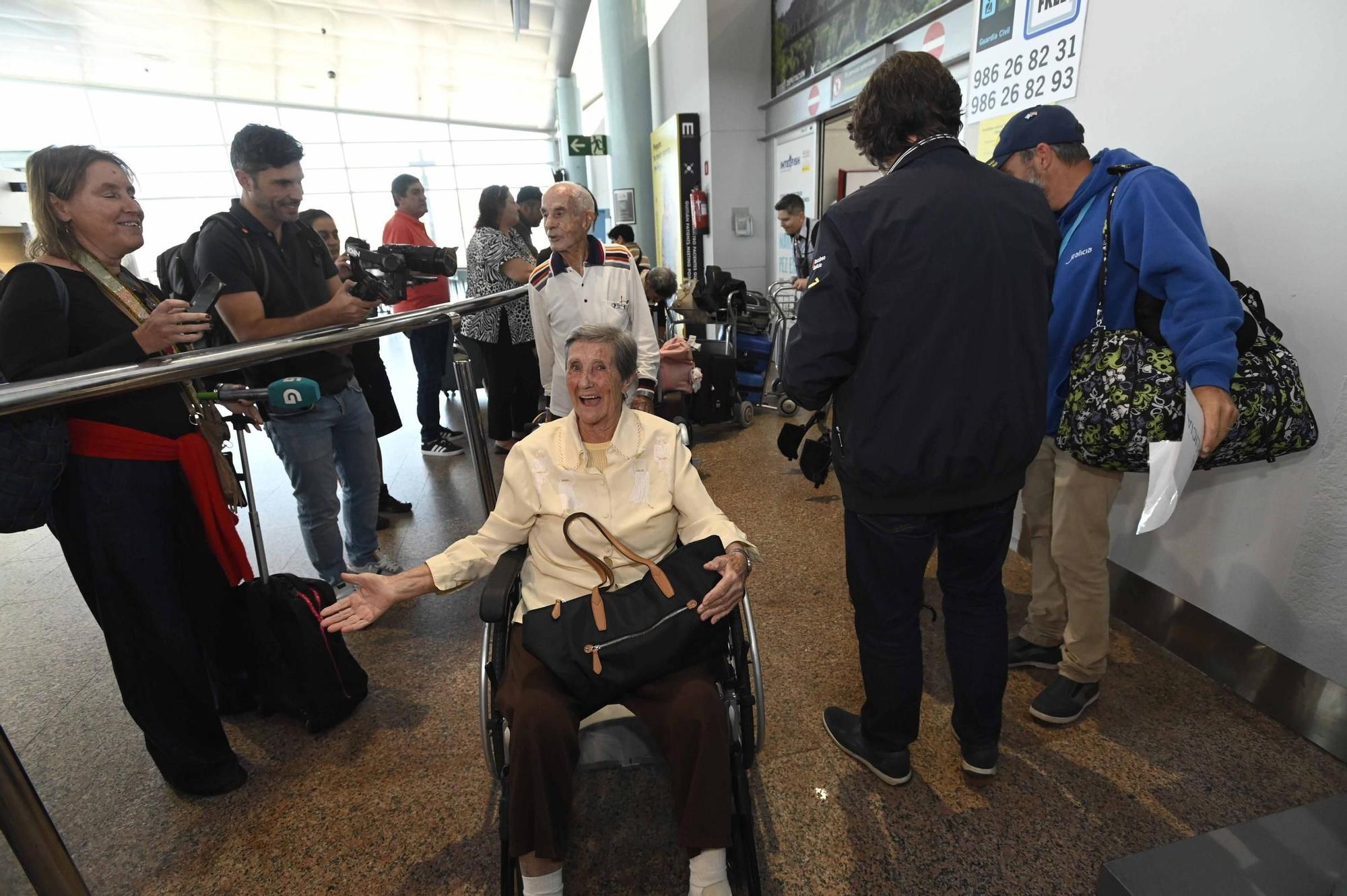 El centenario Gonzalo Nodal, entre los 200 emigrantes gallegos que vuelven a la tierra que les vio nacer