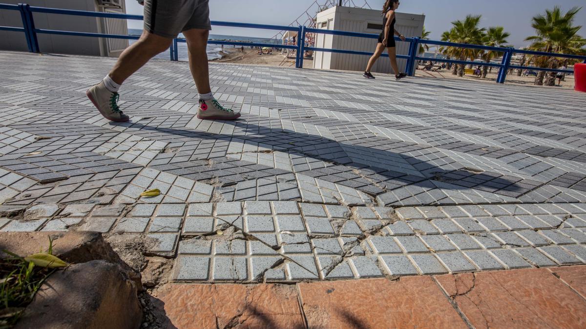 Pavimento roto en el Postiguet, que se localiza en varios puntos del paseo