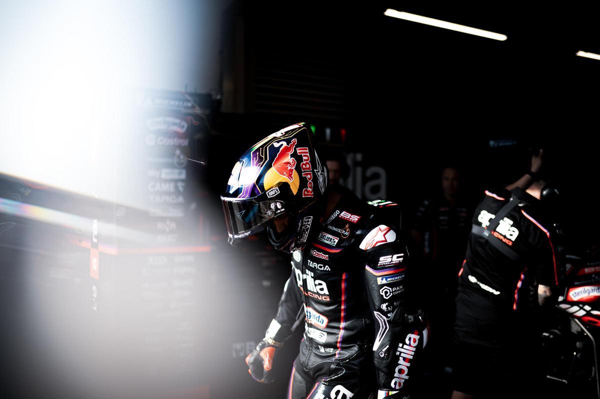 Jorge Martín se dirige a coger su Aprilia, en el circuito de Losail (Catar).