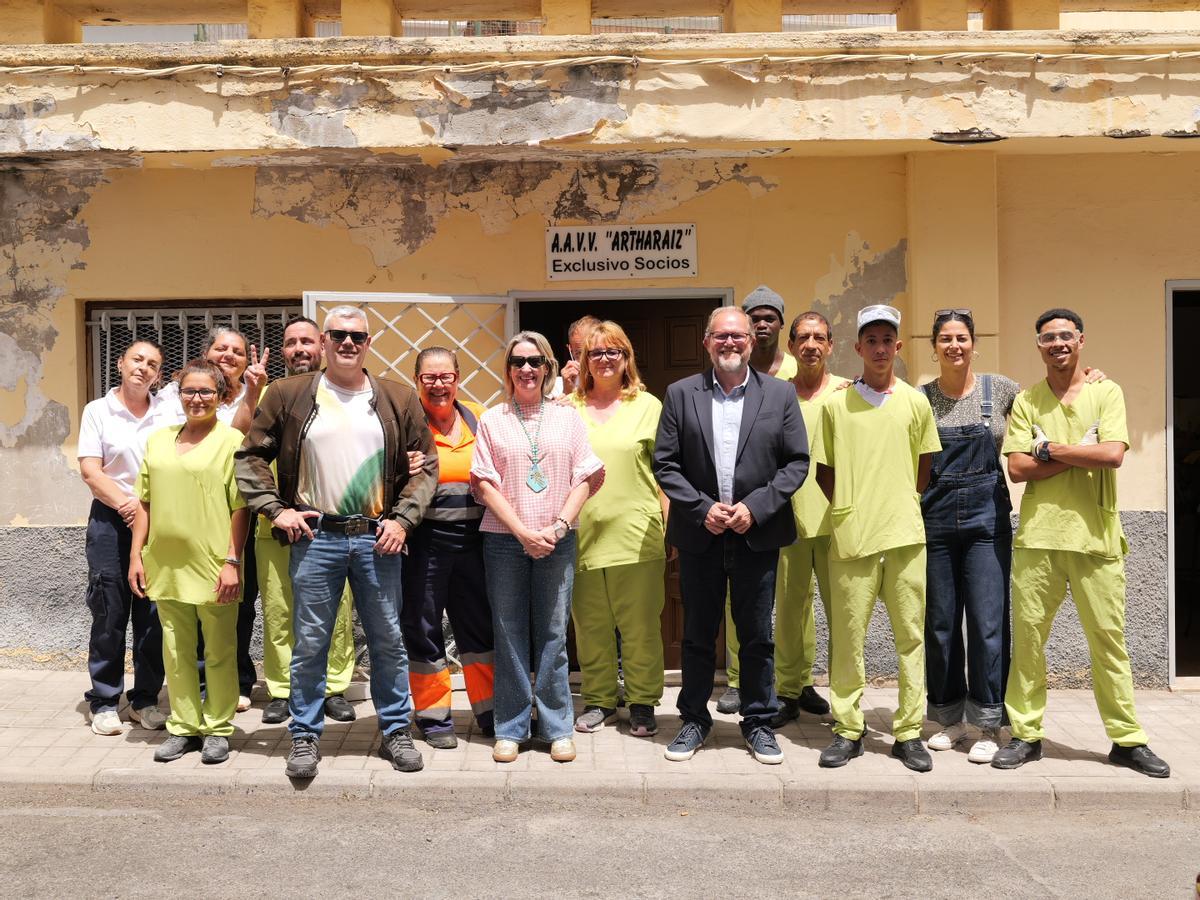 El concejal José Eduardo Ramírez, con los participantes en el plan de empleo.