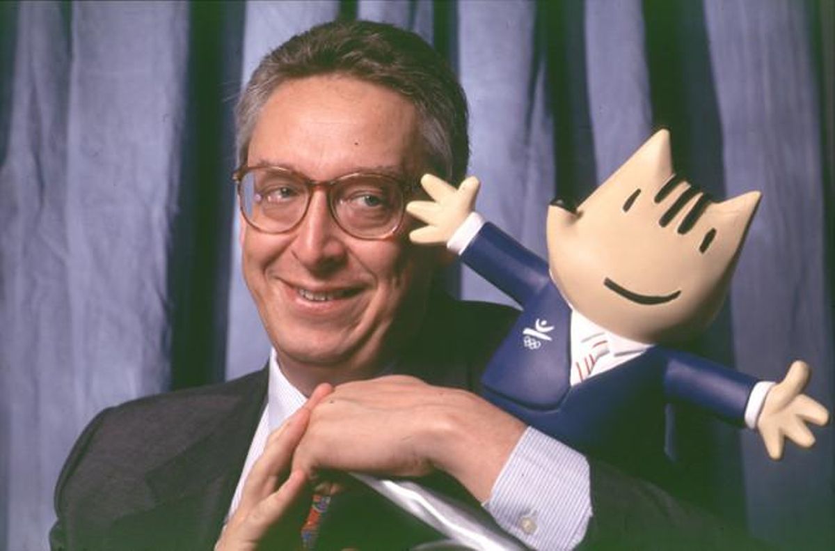 Josep Miquel Abad, conseller delegat del Comitè Organitzador Olímpic Barcelona 92, amb la figura de Cobi, la mascota dels Jocs.