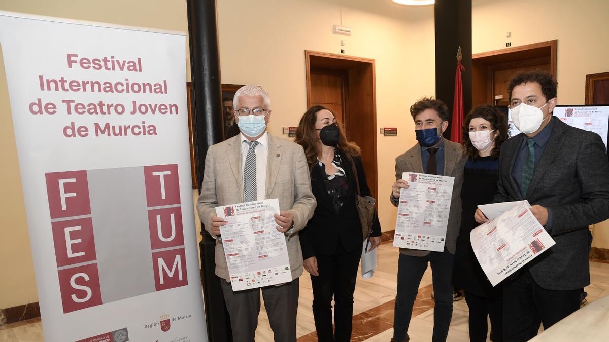 Francisco Javier Martínez, Sonia Murcia y Nieves  Pérez presentaron ayer el nuevo certamen.