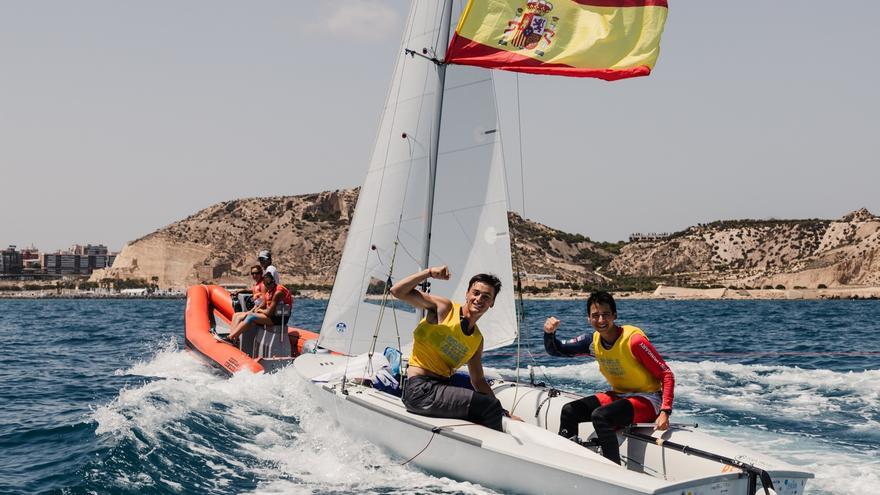 Alicante corona a los campeones del mundo de la clase 420 de vela