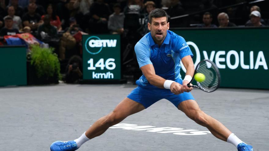 Djokovic da una exhibición para eliminar a Rune en París