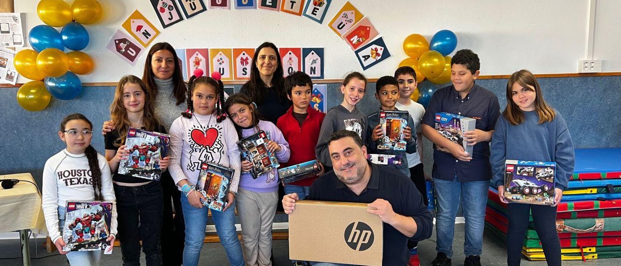 El profesor del CEIP Nuestra Señora de Gracia, en Bermilllo de Sayago, Enrique Márquez, con sus alumnos de 5º de Primaria, sujetando los premios del concurso. | Cedida