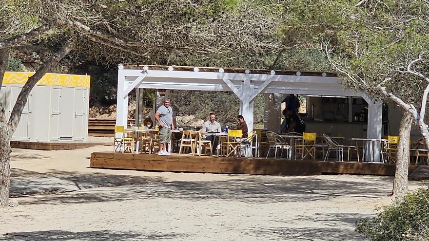 Dreist in der Traumbucht: Strandbar in Cala Falcó ohne Lizenz eröffnet