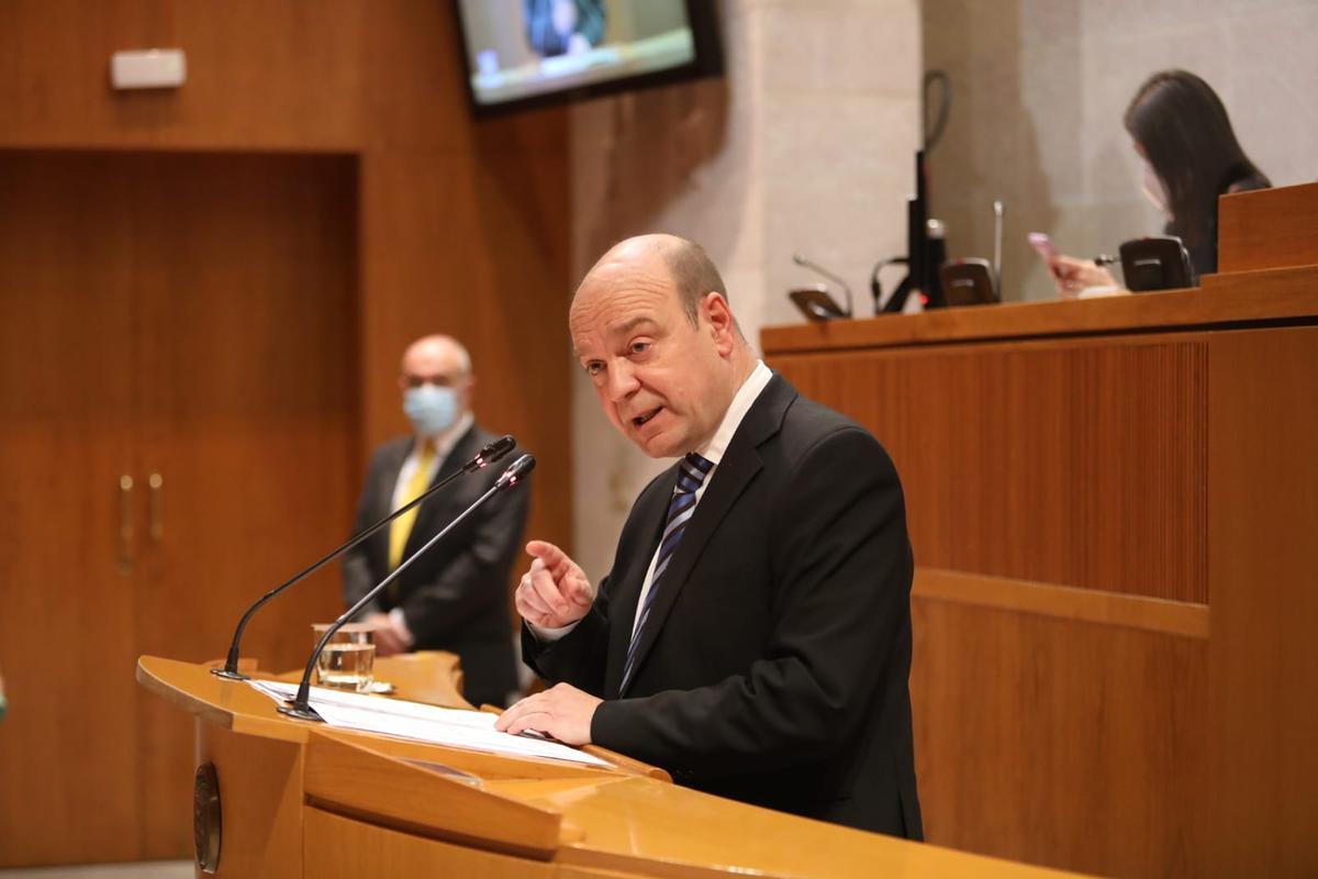 Santiago Morón, portavoz de Vox, dirigiéndose a Lambán.