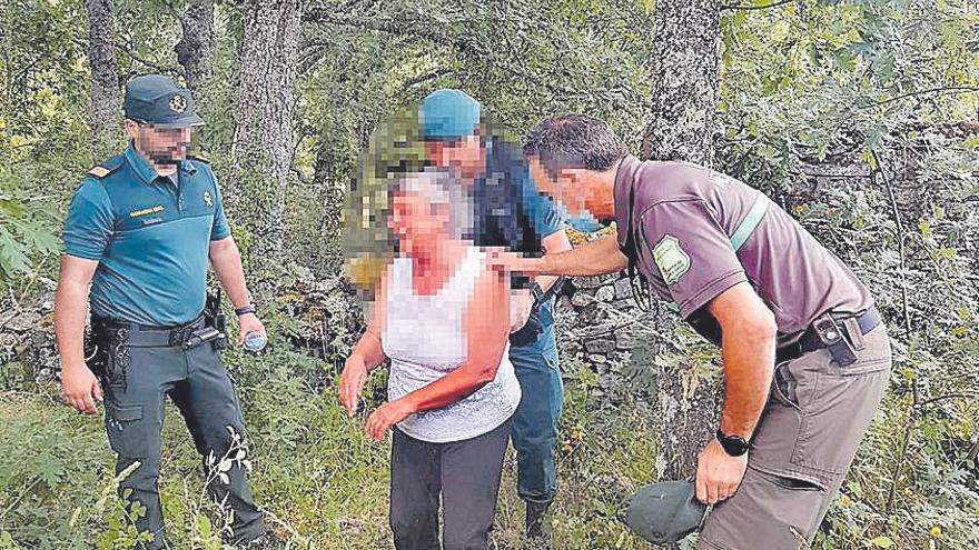 Guardia Civil y forestales con la mujer de Alcorcillo.