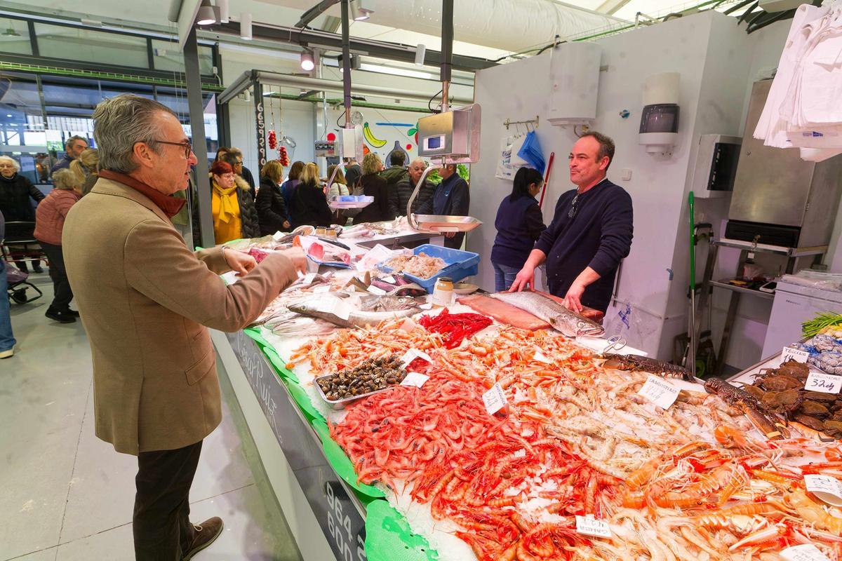 El mercado provisional, luminoso y con 42 paradas, aprueba 'con nota'