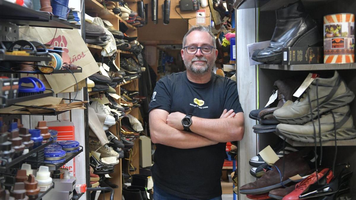 El zapatero de A Coruña que ha reparado más de 160.000 zapatos: "Mi abuelo era el artesano de verdad, yo soy un sucedáneo"
