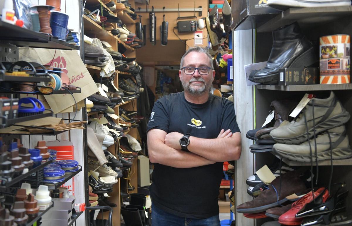 Roberto Purriños, zapatero de cuarta generación de la calle San Andrés, en A Coruña.