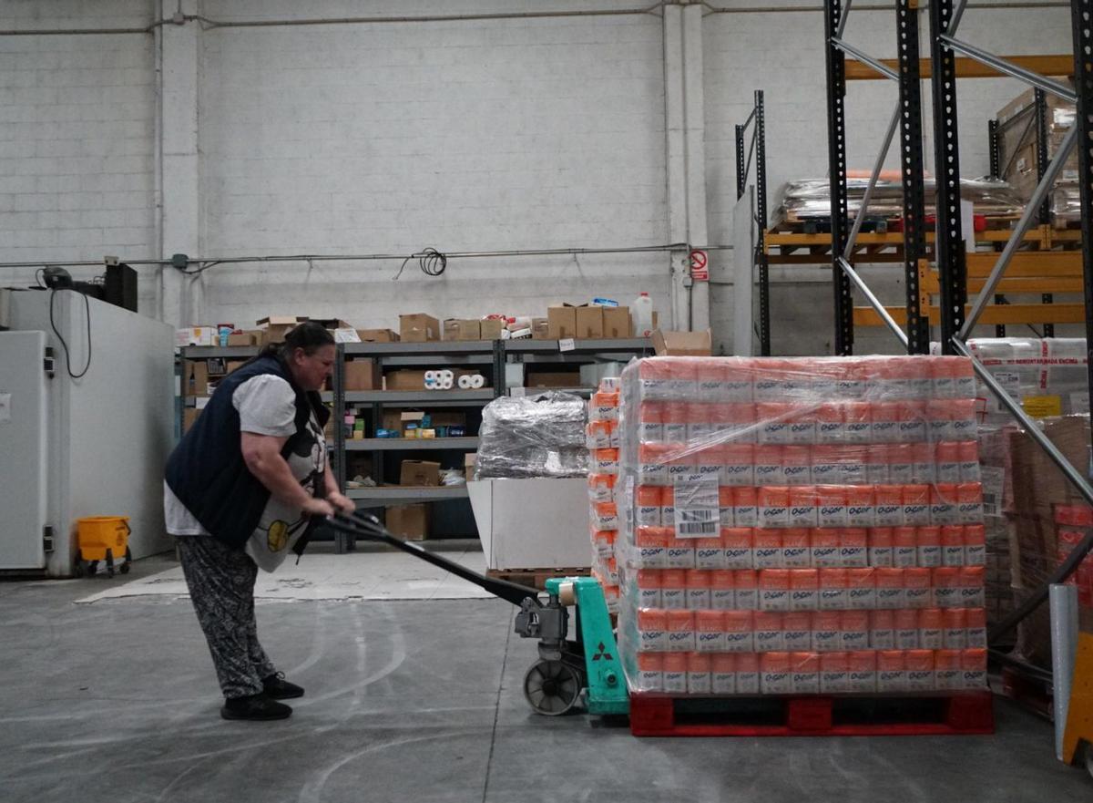 Una voluntaria del Banco de Alimentos Rías Altas (Balrial), en la delegación de la capital gallega / JESÚS PRIETO