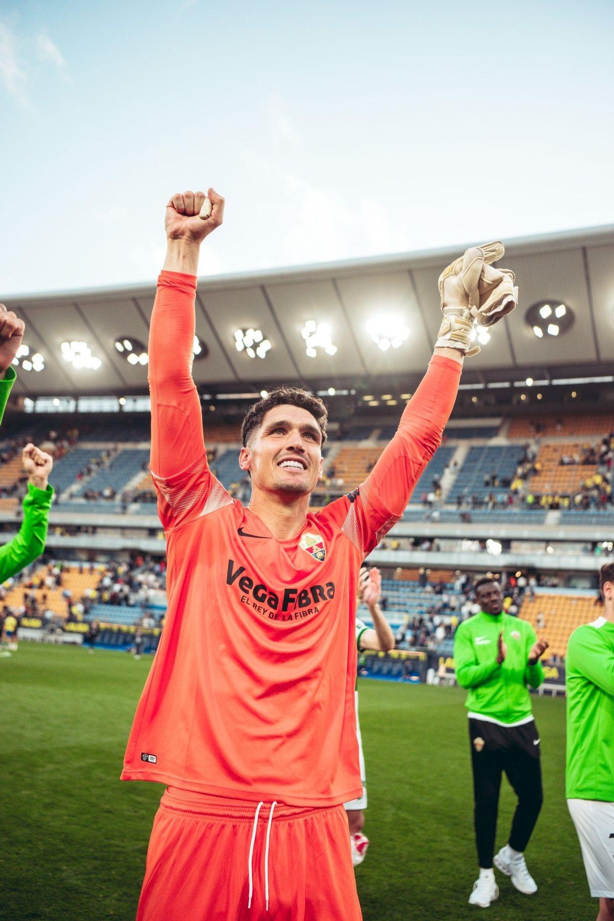 Matías Dituro celebra con la afición los tres puntos logrados en Cádiz.