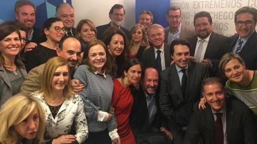 Cargos electos del PP valenciano en Madrid, ayer, con Rajoy y González Pons.