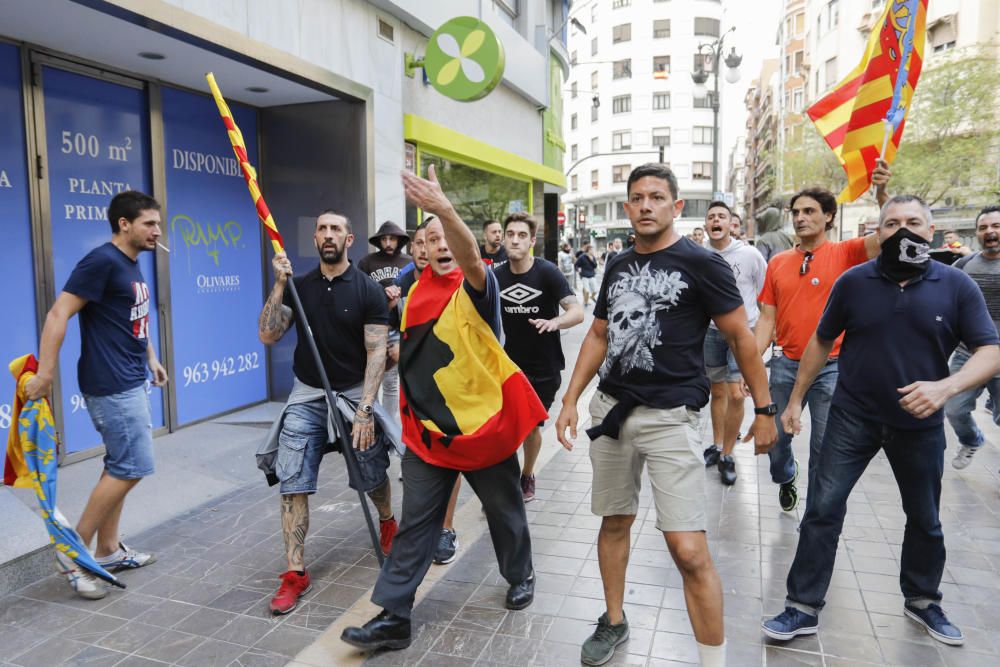 Una protesta ultra revienta la manifestación del Nou d'Octubre