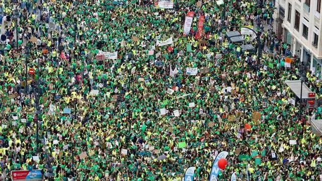 La manifestación de Educación llega a la plaza del Ayuntamiento