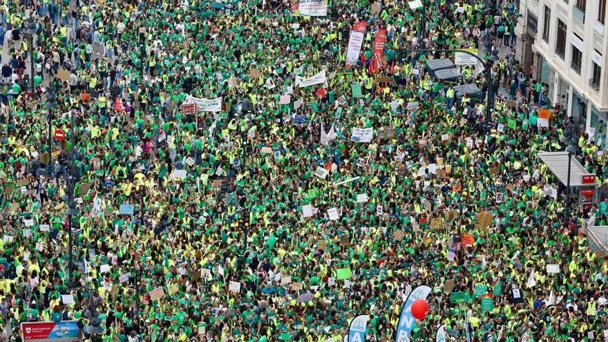 La manifestación de Educación llega a la plaza del Ayuntamiento
