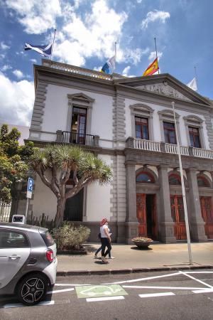 Banderas del Ayuntamiento de Santa Cruz | 01/06/2020  | 01/06/2020 | Fotógrafo: María Pisaca Gámez