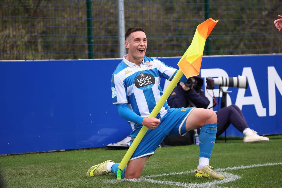 Mario Nájera celebra el primer gol
